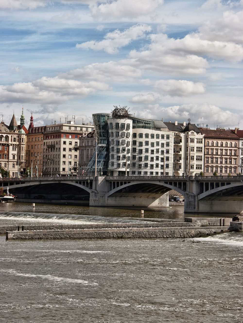 La maison dansante de Prague, un bel exemple d'architecture moderne, voire très moderne, intégrée à l'ancienne. La maison dansante de Prague, un bel exemple d’architecture moderne, voire très moderne, intégrée à l’ancienne.