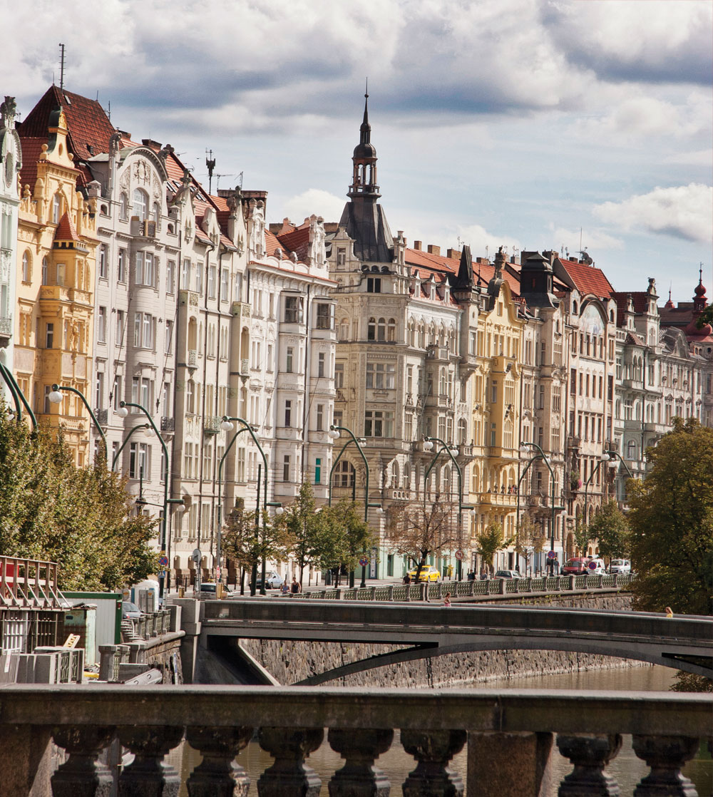 Pour ceux qui rêvent d'avoir un appartement sur les rives d'un cours d'eau d'une capitale européenne, c'est tout aussi beau sur la Vltava que sur la Seine ou la Tamise, mais beaucoup plus abordable. Pour ceux qui rêvent d’avoir un appartement sur les rives d’un cours d’eau d’une capitale européenne, c’est tout aussi beau sur la Vltava que sur la Seine ou la Tamise, mais beaucoup plus abordable.