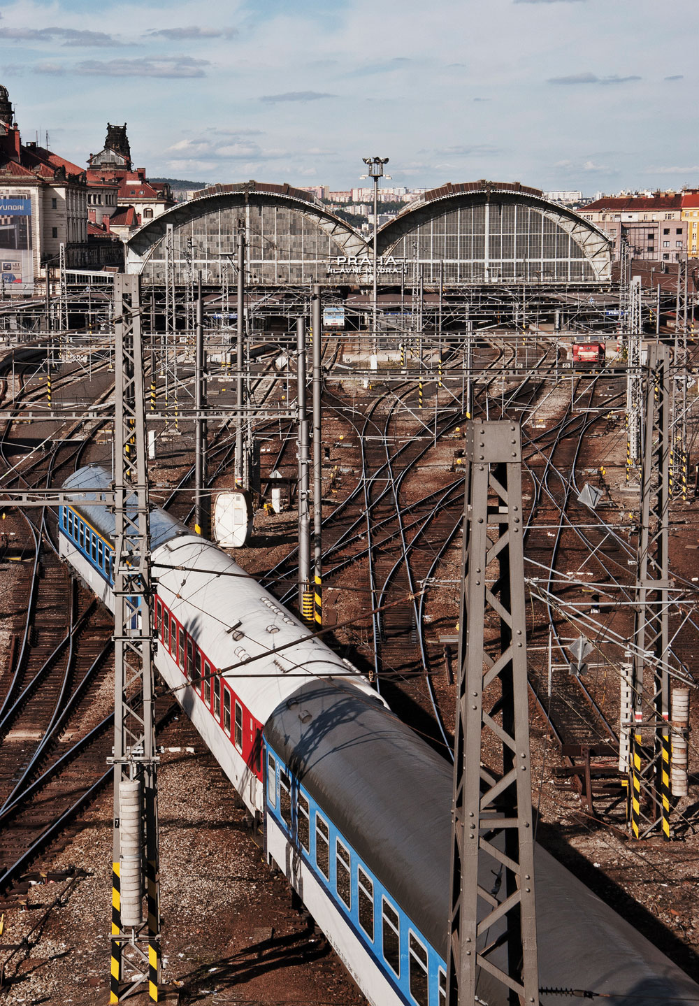 J'adore le désordre de cette photo qui représente très bien le caractère de la ville. Ici, la gare ferroviaire, la Praha Hlavni Nádraží J'adore le désordre de cette photo qui représente très bien le caractère de la ville. Ici, la gare ferroviaire, la Praha Hlavni Nádraží